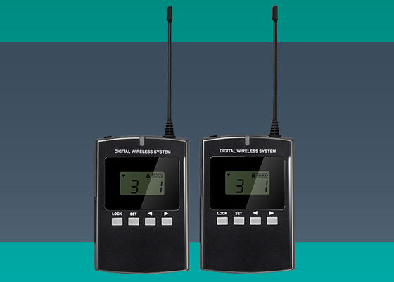 يحتوي نظام الدليل الصوتي على راديو ثنائي الاتجاه فريد من نوعه 746 - 823 ميجاهرتز